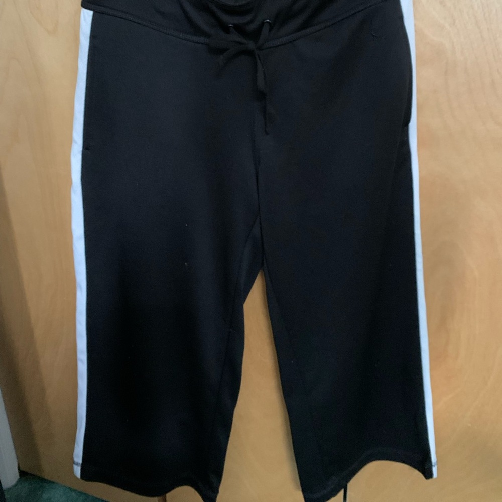 Danskin Capri Workout wide leg pockets Yoga Pants Black/White side stripe